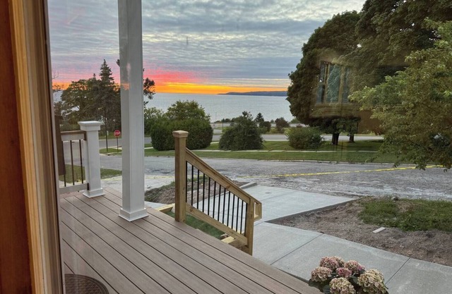 Million Dollar Sunsets Downtown Rental! 30 Days