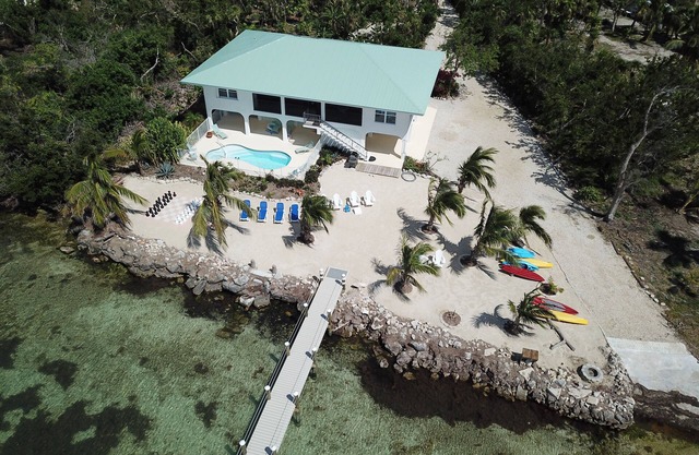 MILLION DOLLAR VIEW very private 4 bedroom resort with pool, pier, kayaks, spa