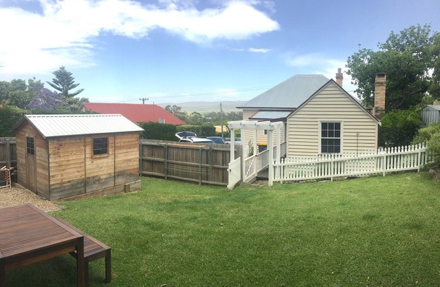 Milton - Donovans Cottage, 1870 - dog friendly