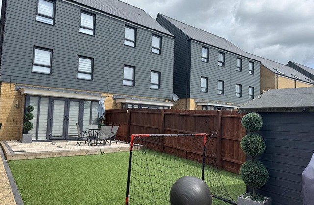 Milton Keynes Retreat - 4 Bedroom Luxury House