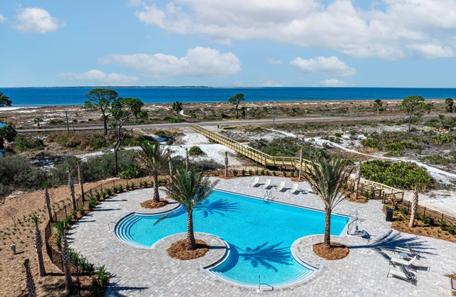Min2Beach ⛱️6 SeatGolfCart🔆Heated Pool🌊BeachEquip 🔥 Firepit❤️🦮 Boat Storage Option
