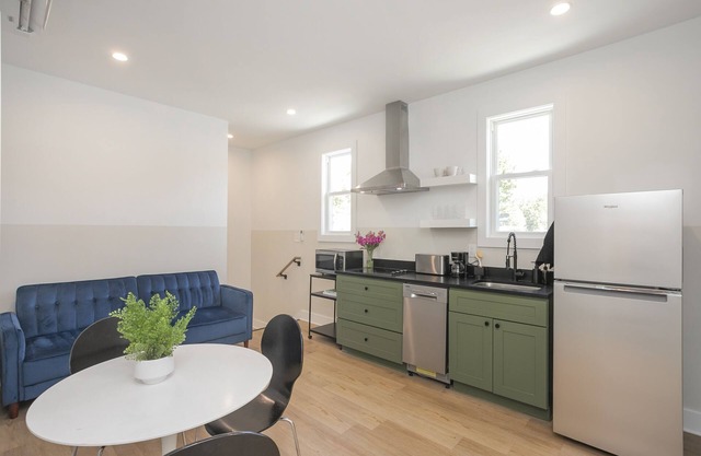Minimalist Chic Guest House 10 mins from Broadway!