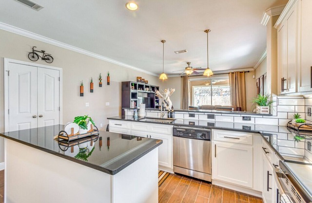 Mins to Beach Pet Friendly Private Yard WiFi
