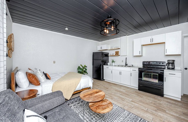Mins to Beach/Studio Home/walk to dwtn/FreeParking