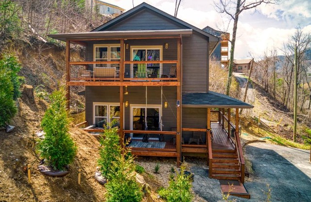 Mins to Gburg Sleeps 8 Hot Tub Arcade Area Pool