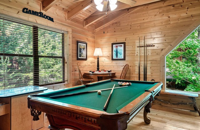 Mins to Pkwy! Cozy Cabin, Hot Tub, Pool Table