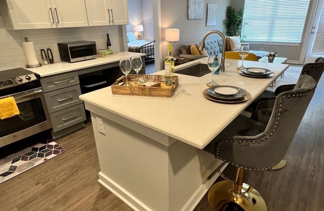 Mins to theme park and Top Golf! Shopping & food. Family-sized condo w/workspace