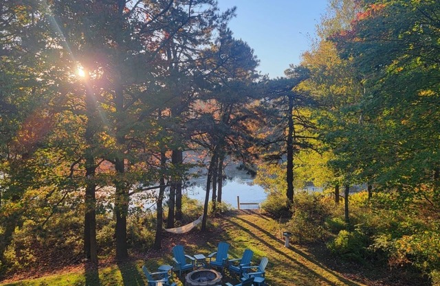Minutes from KALAHARI and CAMELBACK, nLAKEFRONT RETREAT! Sleeps10+, GameRm
