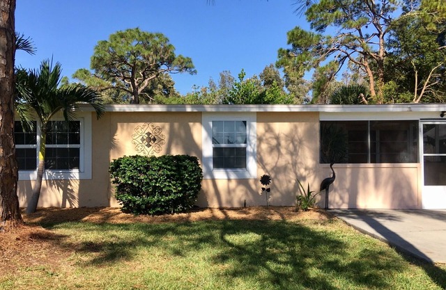 MINUTES from MANASOTA KEY beaches! Quaint & Charming! Bird Watching!Pet Friendly