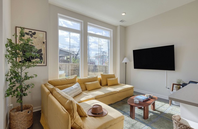 Minutes to Broadway | Chic Newly Built 4BDR w/Balcony | 98 Degrees by AvantStay