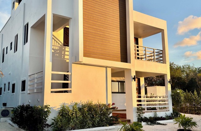 Minutes to Gracebay Beach, Modern 2 Bedrooms and 2 Bathrooms