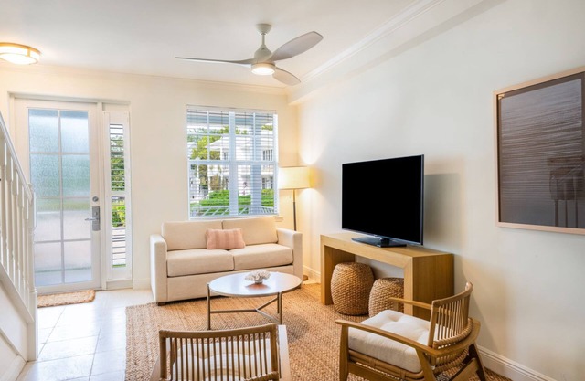 Minutes to Library Beach Park! Onsite Parking & Outdoor Swimming Pool