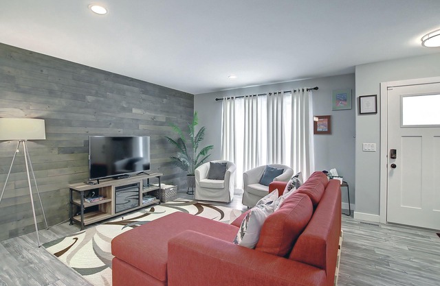 Minutes to the Lake. Entire townhome for the family and pet! n