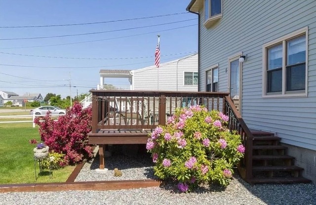 Misquamicut Beach Bungalow - 2 bedroom apartment with WiFi, A/C