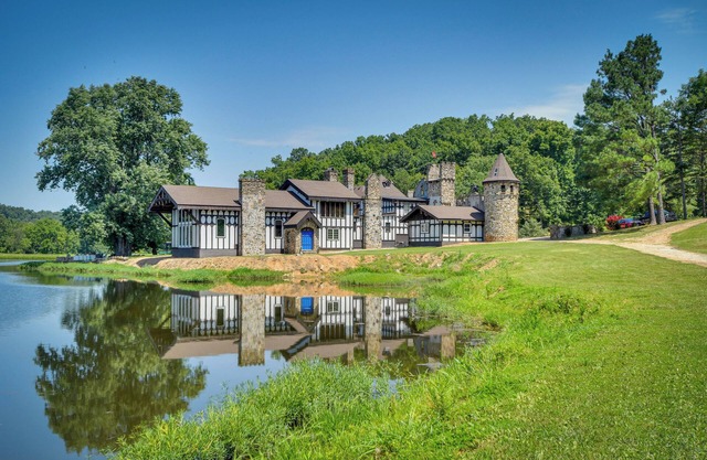 Missouri Castle w/Private Lake, Pool & 100 Acres!