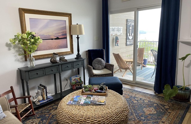 ML, 1Bedroom,1 bath, Lakefront, best views around! PET Fee -ask about ESA policy