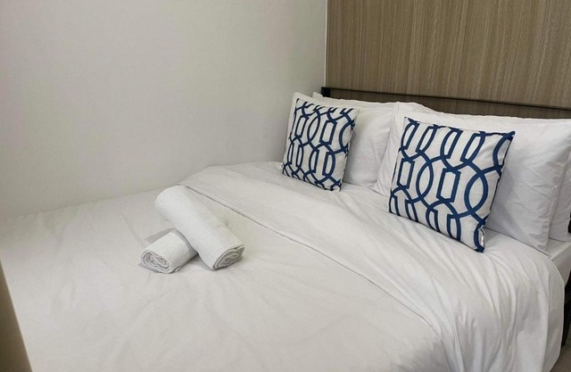 MOA staycation Shore 1&3 Residences with balcony by darpm