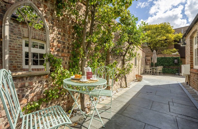 Moatside Gate - sleeps 4 guests in 2 bedrooms