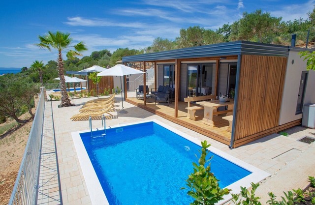 Mobile house with private pool