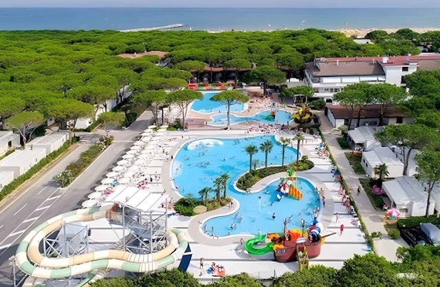 Mobilehome with water park