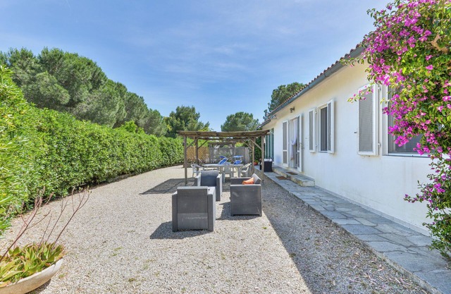 Modern apartment with garden, air conditioning and Wi-Fi