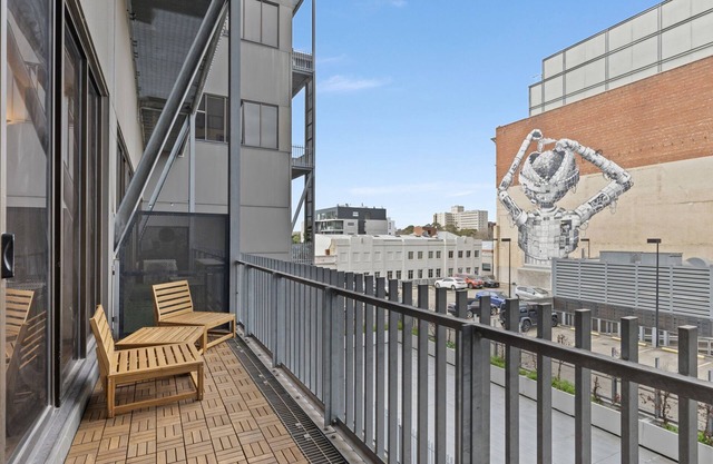 Modern 1-Bed with Study & Balcony in Prahran