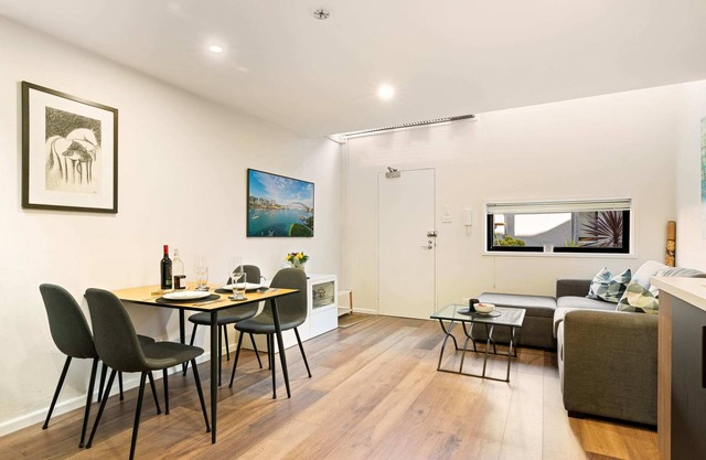 Modern 1 Bedroom Apartment