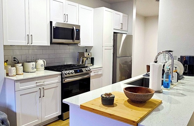 Modern 1-Bedroom Retreat – Fully Furnished, Prime Location!