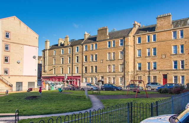 Modern 1 Bedroom Top Floor Edinburgh Tenement Apartment