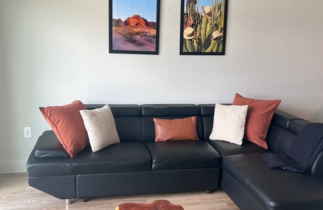 Modern 1BR Apt with WiFi, Pool, Gym & Free Parking —5 Mins to Downtown Dallas!