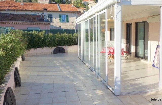 Modern 2 bedroom apartment with superb roof terrace, walking to beach !