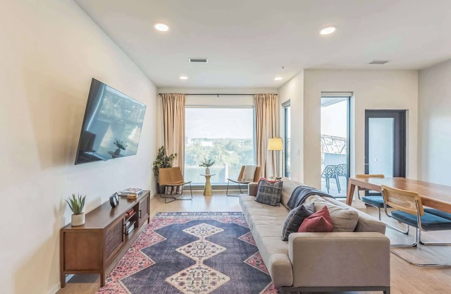 Modern 2 BDR w/River View Balcony, Walk to DT!