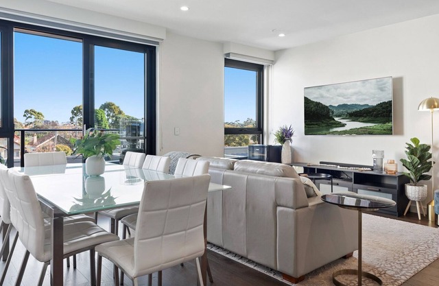 Modern 2-Bed Essendon Apartment With Views