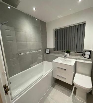 Modern 2 bed house Cannock Driveway for 2 vehicles Perfect for contractors Business Travellers Short Stays Close to M6 M54 i54 A5 A38 McArthur Glen Designer Outlet