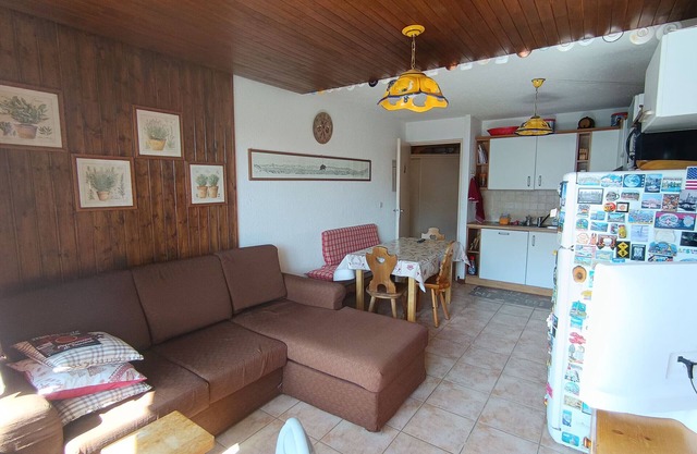 Modern 2-Bedroom Apartment, Sleeps 6, Near Slopes, Well-Equipped, Balcony, Parking, No Pets