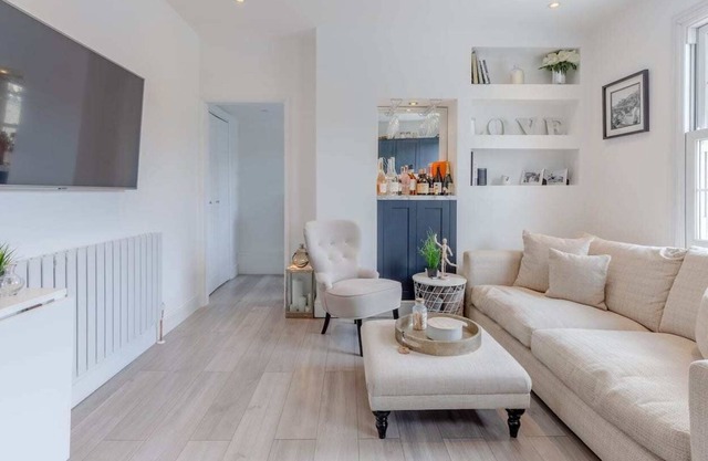Modern 2 Bedroom Apartment in Wimbledon With Garden