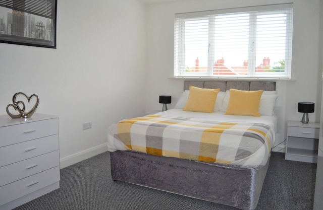 Modern 2 Bedroom Apt with parking - Blackpool
