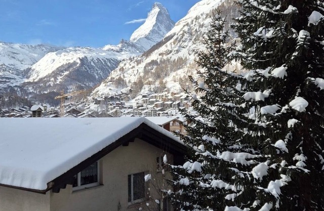 Modern 2-bedroom family apartment near ski lift, sleeps 4, Matterhorn views