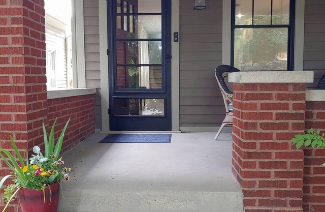 Modern 2 bedroom getaway with ammenities!
