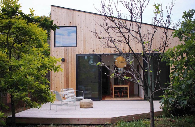 Modern 2-bedroom garden house in North Oakland with private yard