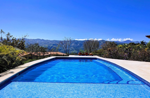 Modern 2-Bedroom Mountain Retreat, Stunning Views, Saltwater Pool