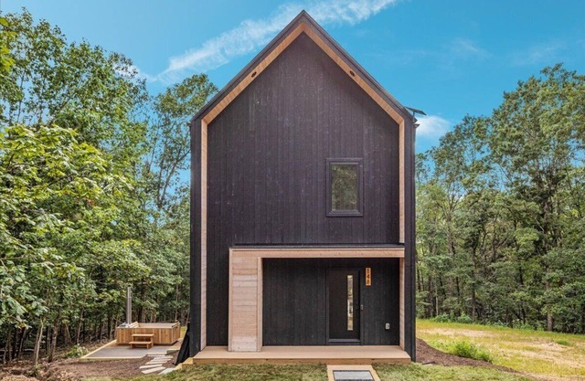 Modern 2-Bedroom Scandanavian Style Chalet Near Shenandoah Natl Park w/Hot Tub