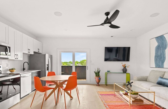 Modern 2-BR apartment w/ Deck - Heart of Nashville