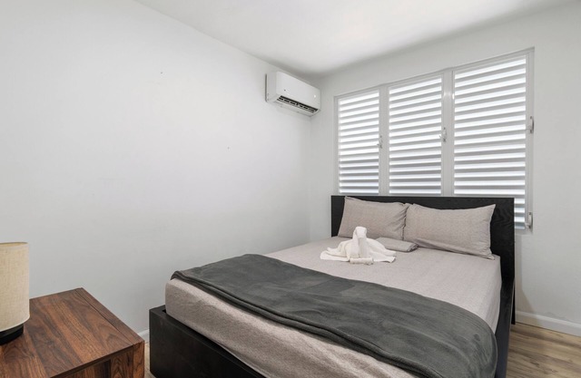 Modern 2-BR condo | 3 beds | Near culebra | Perfect for families & friends.