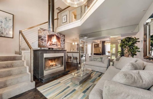 Modern 2-story loft condo with pool view, luxury amenities, and prime Dallas location.