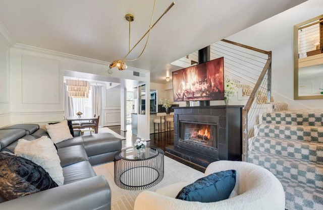 Modern 2-story loft w/2 king beds, sleek sectional, pool access & walkable dining.