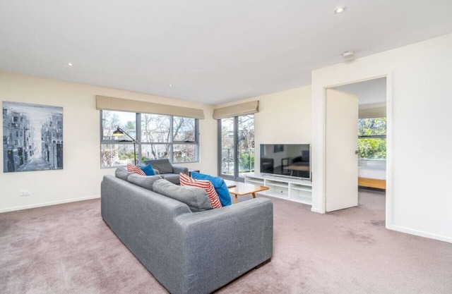 Modern 2BR 2BA Apartment Close to City & ANU