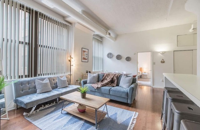 Modern 2BR Apartment w Free Parking, Gym, Close to shops, 24/7 FD