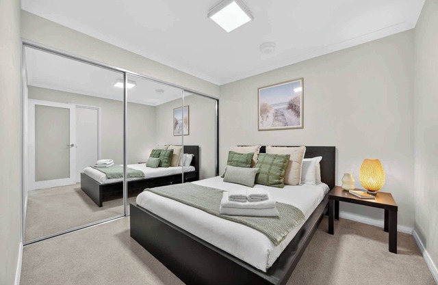 Modern 2BR Apartment in the Heart of Rockingham, Close to Beach, Shops, & Naval