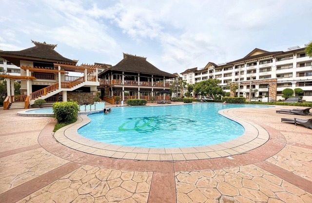 Modern 2BR Condo Near SM with Free Parking, Pool, WIFI, and Netflix